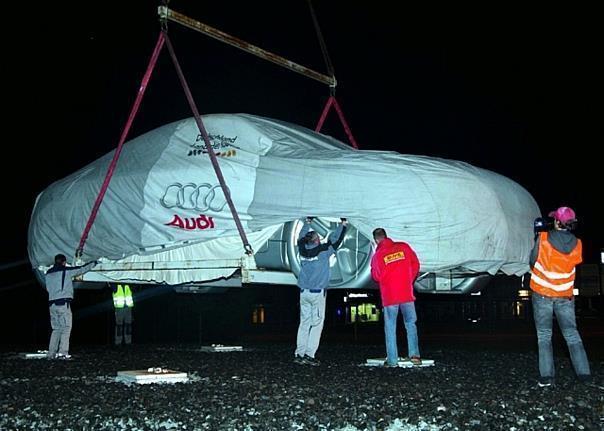 Das überdimensionale TT-Modell wird an seinen neuen Platz gehievt. Foto: Auto-Reporter/Audi